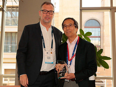 「the ICANN 2017 Multistakeholder Ethos Award」を受賞した堀田<br>写真左はICANNのPresident and CEOであるGoran Marby（ヨーラン・マービー）氏（写真：ICANN提供）